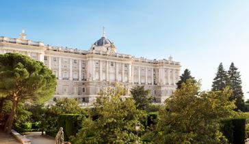 Just a few steps away from the main landmarks such as the Royal Palace, Plaza Mayor, Puerta del Sol, Gran Vía and much more